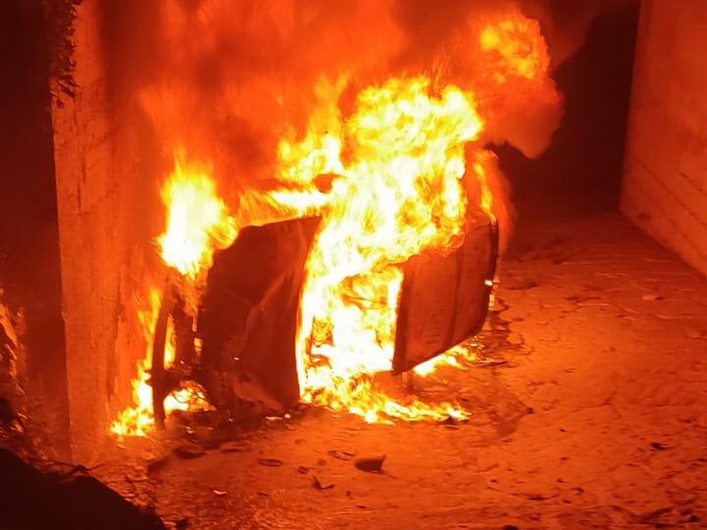 Vozilo sletjelo s ceste i zapalilo se dok je vozač još bio u njemu!