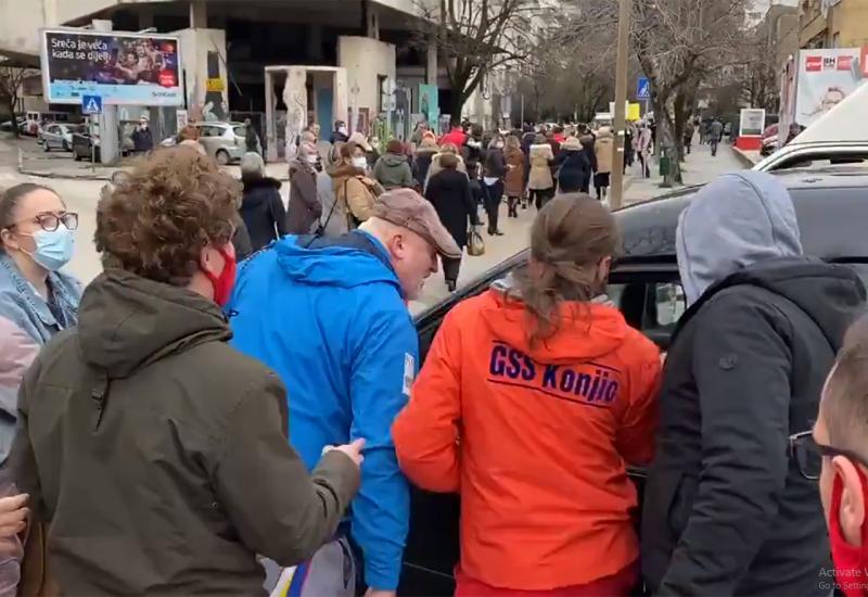 VIDEO / Vozilom kroz kolonu demonstranata, došlo do obračuna