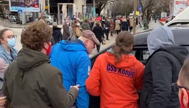 VIDEO / Vozilom kroz kolonu demonstranata, došlo do obračuna