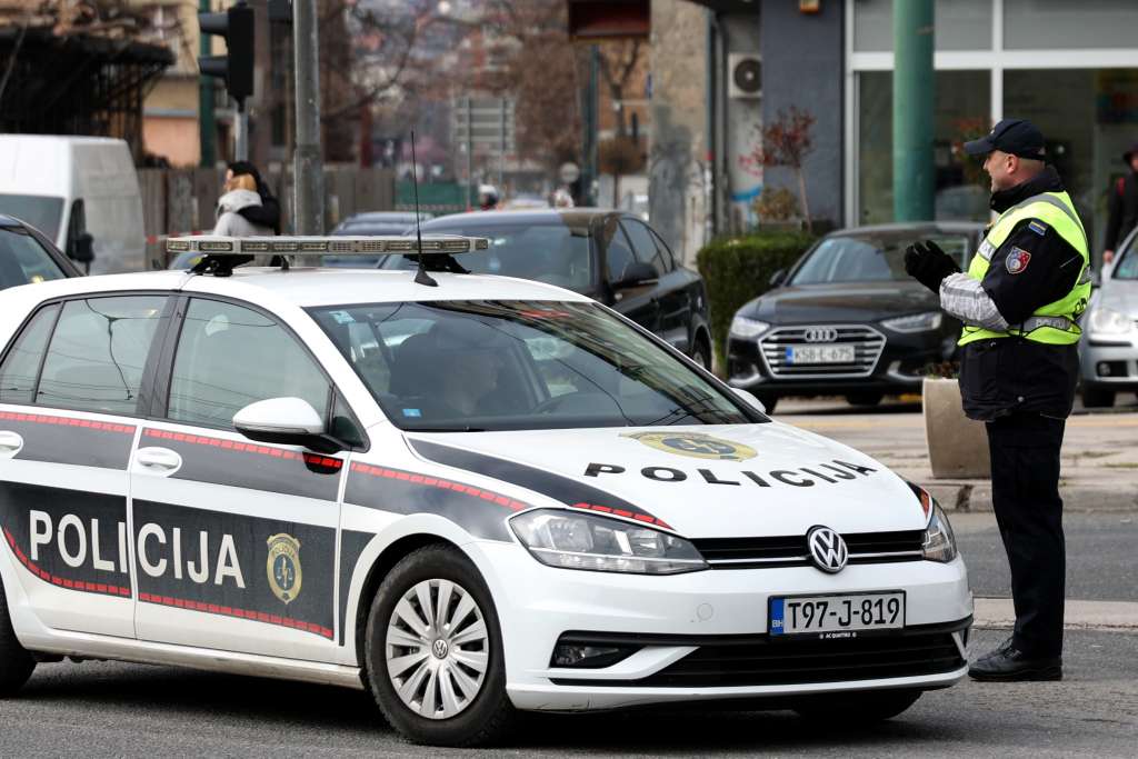 Vozio neregistrovano vozilo u alkoholiziranom stanju i bez vozačke dozvole