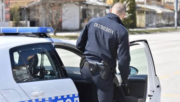 Vozio pijan bez vozačke pa mu oduzet neregistrovan auto