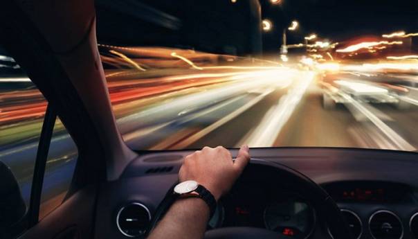 Vozio višestruko većom brzinom od dopuštene i sve snimao mobitelom