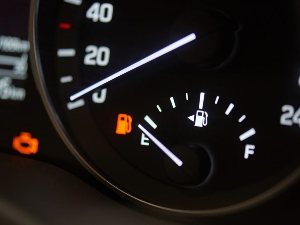 Vozite na rezervi? Evo šta se događa sa vašim automobilom