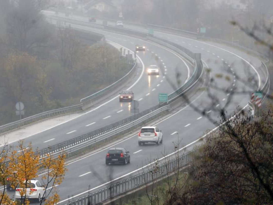 Vozite oprezno: Saobraća se po mokrom kolovozu