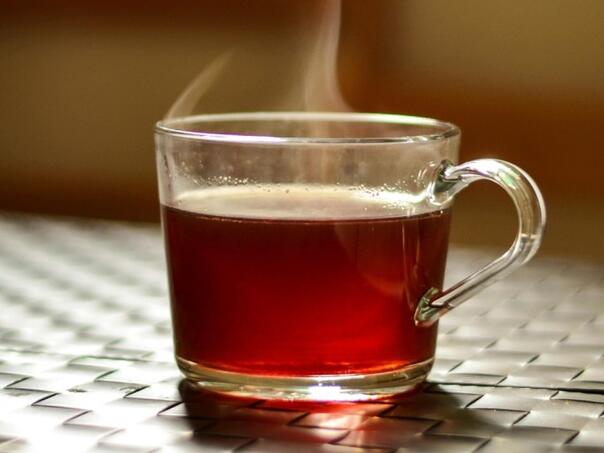 Vrela šoljica čaja protiv vrućih dana