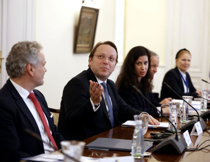 Várhelyi pozdravio usvajanje zakona: BiH mora nastaviti s reformama