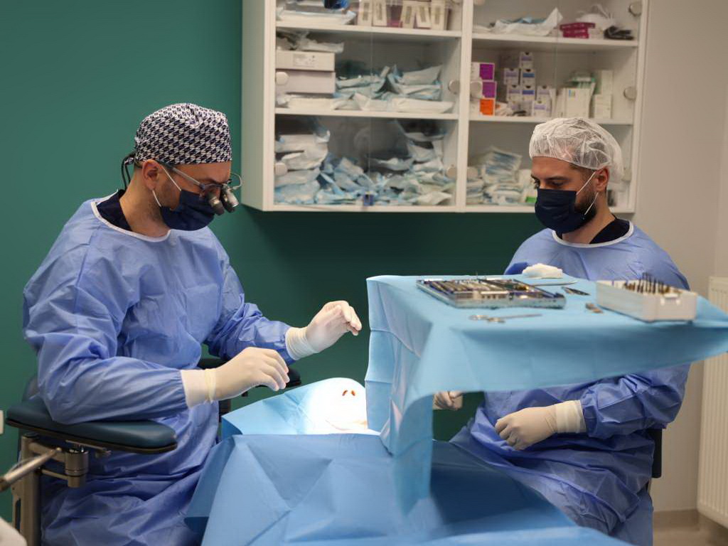 Vrhunska medicina: Dr. Ćorić i dr. Bukva izveli najkompleksniji implantološki zahvat