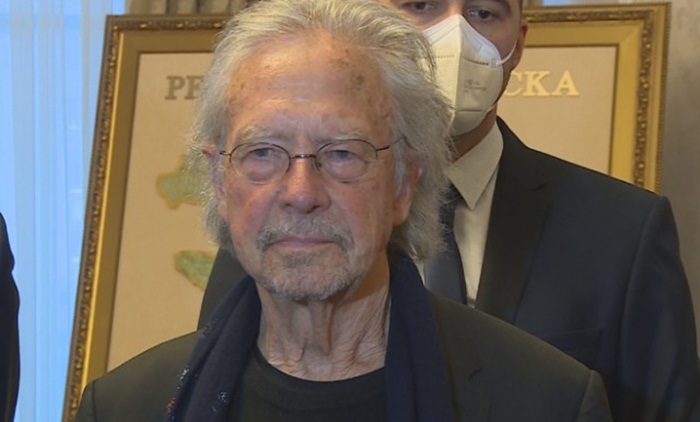 Vučić dodjeljuje Handkeu Orden Karađorđeve zvijezde