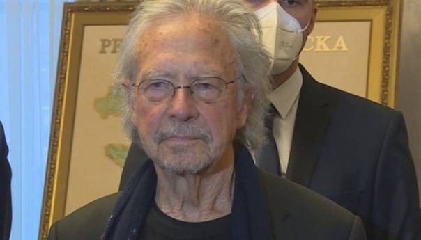 Vučić dodjeljuje Handkeu Orden Karađorđeve zvijezde