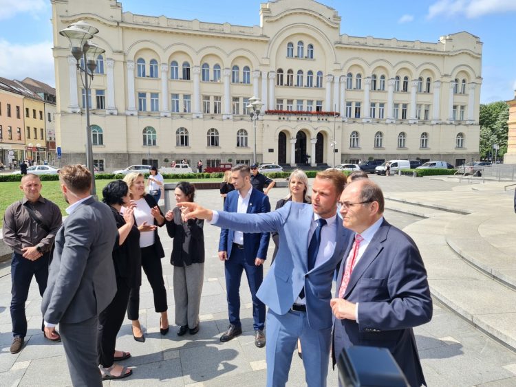 Vučić dogovorio sastanak Stanivukovića i Schmidta?