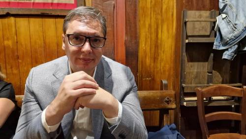 Vučić se požalio građanima: Vjerovali ili ne, ne radi mi telefon
