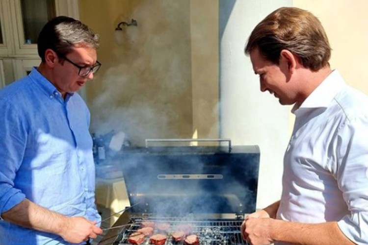 Vučić i Kurz zajedno pekli roštilj