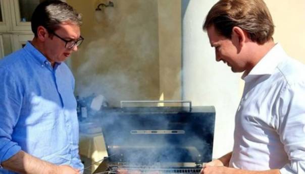 Vučić i Kurz zajedno pekli roštilj