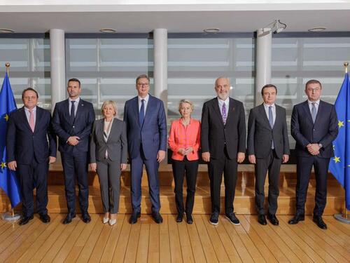 Aleksandar Vučić igra na dvije strane