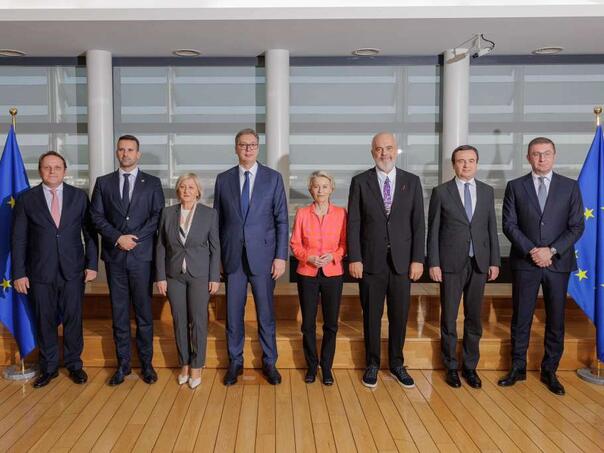 Aleksandar Vučić igra na dvije strane