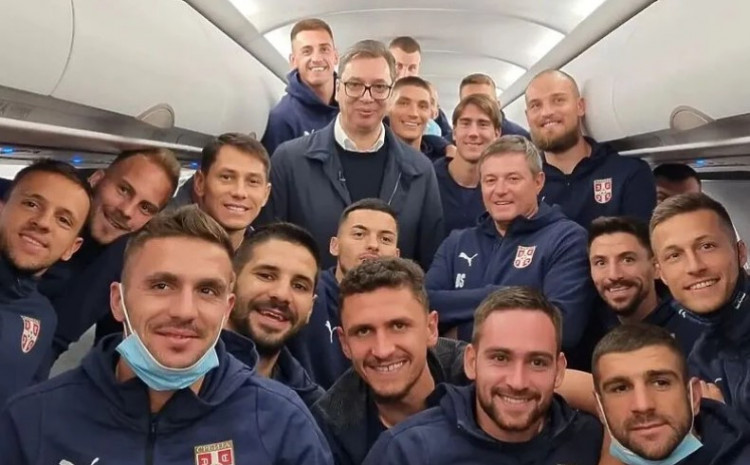 Vučić ispratio fudbalere, obećao im premiju od milion eura