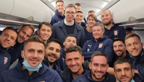Vučić ispratio fudbalere, obećao im premiju od milion eura