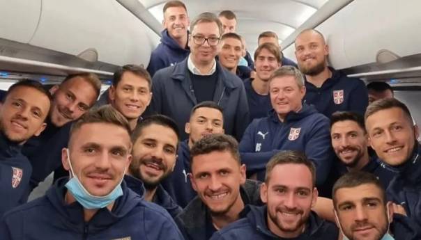 Vučić ispratio fudbalere, obećao im premiju od milion eura