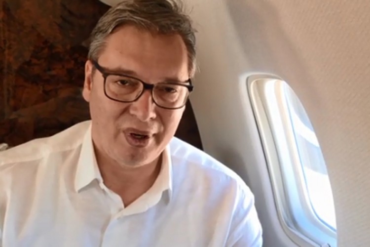 Vučić iz aviona poslao poruku: Država će se suprotstaviti batinašima