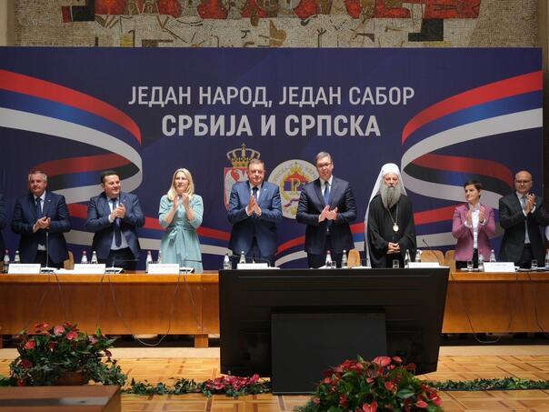 Vučić: Mi ne stavljamo srpske junake u crne džakove i ne izručujemo ih, već pognemo glavu pred njima