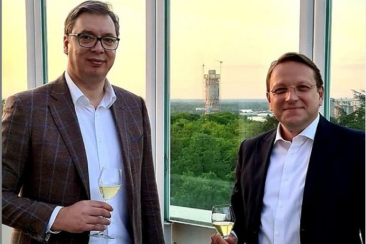 Vučić na radnoj večeri sa Varhelyiem