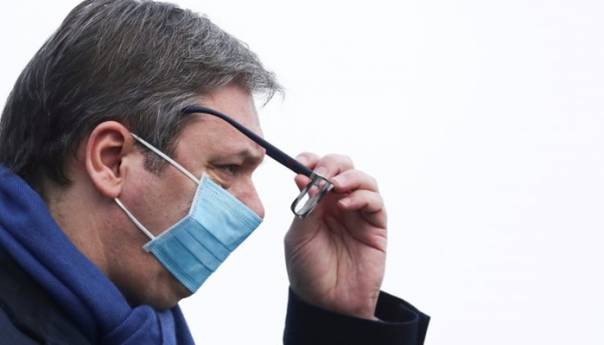 Vučić najavio da će penzioneri od države dobiti vitamine C i D te cink