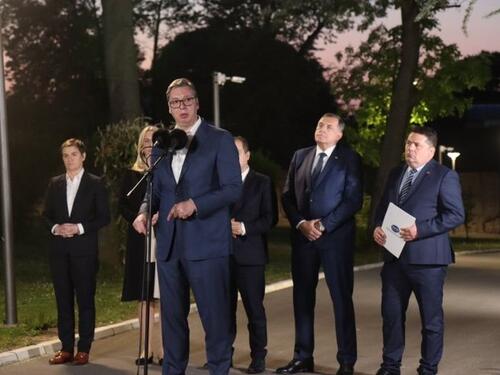 Vučić najavio mahanje trobojkama ako se usvoji Rezolucija o Srebrenici