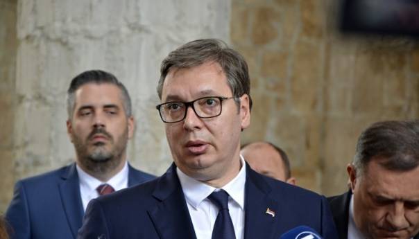 Vučić najavio odlazak s čela stranke