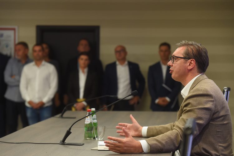 Vučić napao KFOR: Zašto vježbate bacanje šok-bombi na Srbe