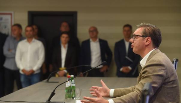 Vučić napao KFOR: Zašto vježbate bacanje šok-bombi na Srbe