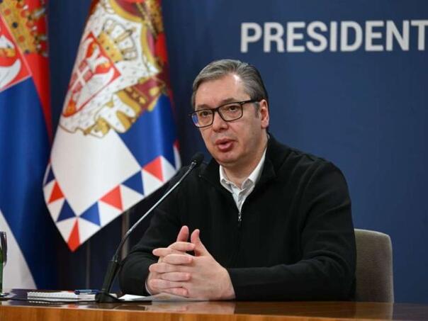Vučić obećao veće penzije i plate građanima