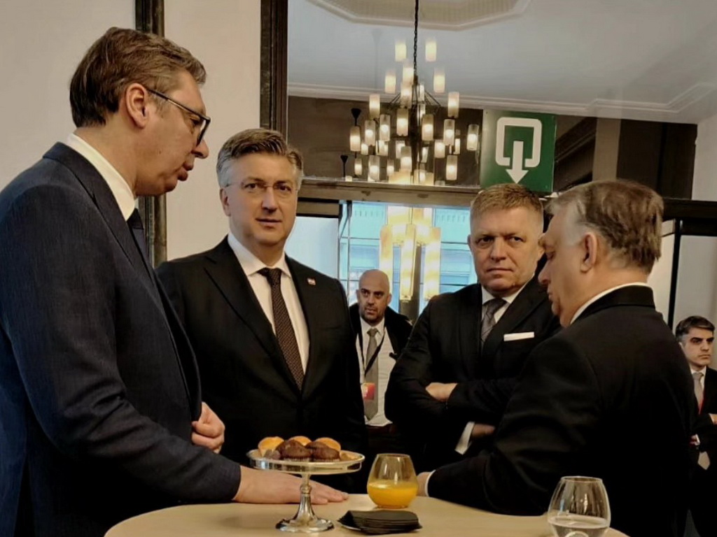 Vučić objavio fotografiju s Plenkovićem, Orbanom i Ficom