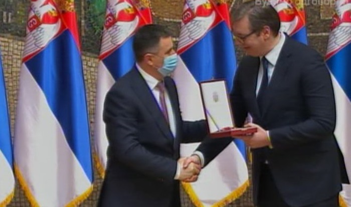 Vučić odlikovao direktora UKC Republike Srpske