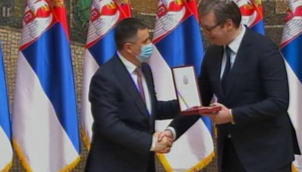 Vučić odlikovao direktora UKC Republike Srpske