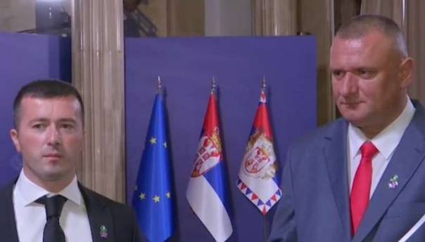 Vučić odlikovao suspendirane policajce Kosovske policije