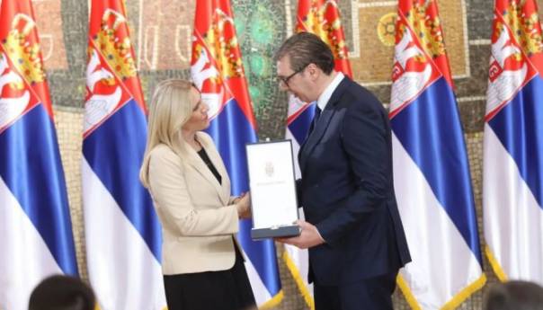 Vučić odlikovao Željku Cvijanović Ordenom Srbije na lenti