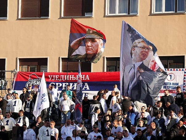 Vučić okupio pristaše u Novom Sadu: Mahali zastavom zločinca Mladića