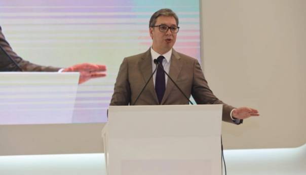 Vučić ostaje predsjednik SNS-a do izbora