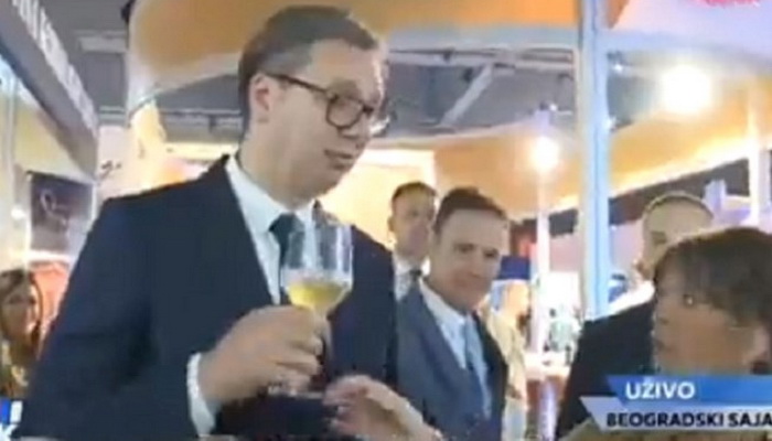 Vučić pio vino i savjetnici otimao čašu