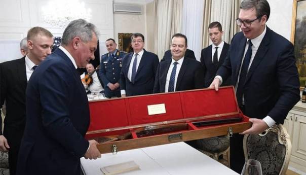 Vučić poklonio Šojguu lovačku pušku