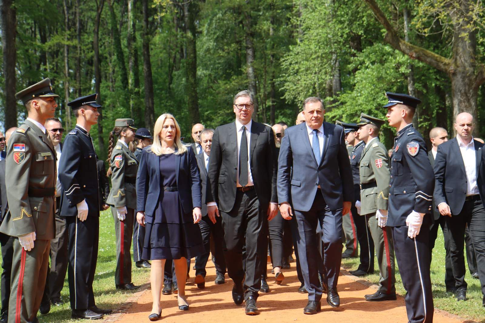 Vučić: Pokušam da nađem uzroke ovog zla, ali ne uspjevam