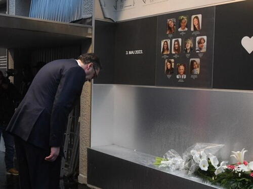 Vučić položio cvijeće u školi 'Vladislav Ribnikar' na godišnjicu tragedije