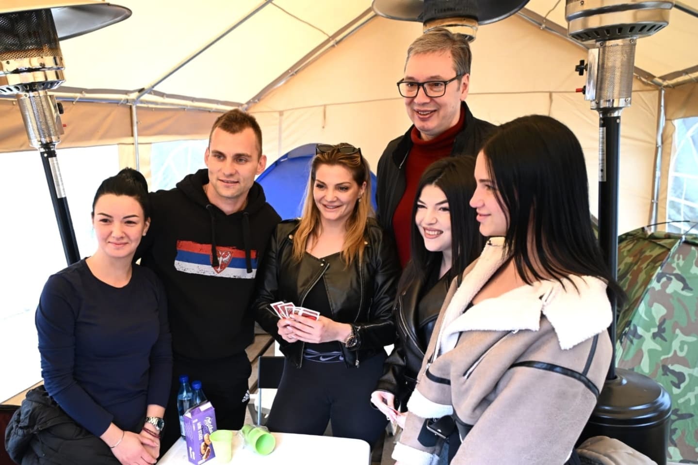 Vučić posjetio "ćacije": Nemojte da brinete, ne može nerad da pobijedi rad