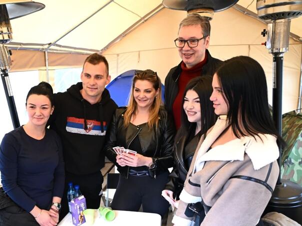 Vučić posjetio "ćacije": Nemojte da brinete, ne može nerad da pobijedi rad