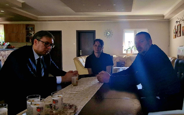 Vučić posjetio porodice ubijenih u masakru u Mladenovcu