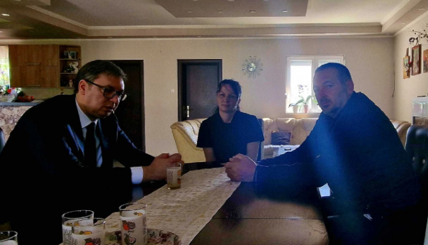 Vučić posjetio porodice ubijenih u masakru u Mladenovcu