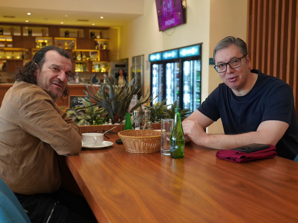 Vučić pozirao sa Acom Lukasom, pa objavio kako pravi ćevape