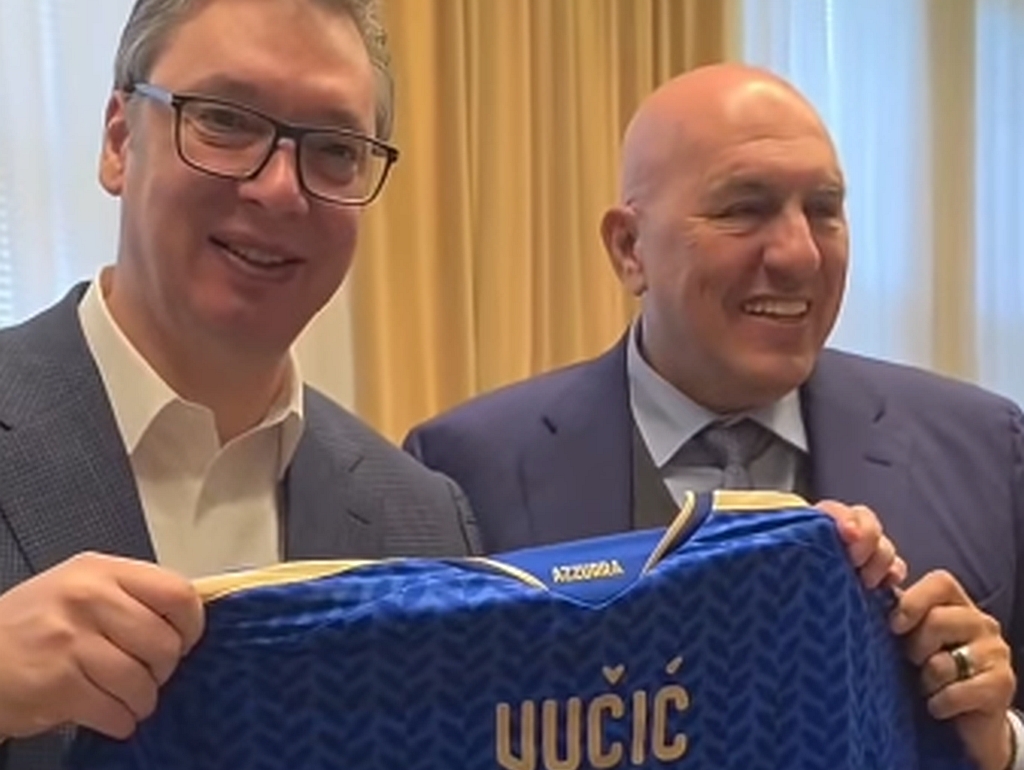 Vučić pozirao sa dresom Italije, komentari urnebesni: "Sad nam je jasno..."
