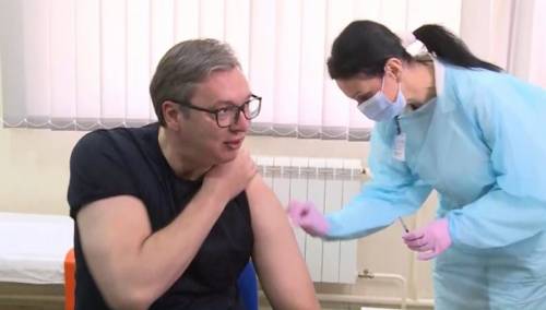 Vučić: Prekosutra se revakcinišem, molim sve da se imunizuju