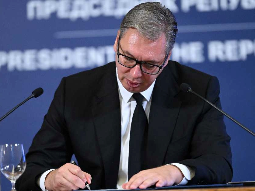 Vučić prije ostavke pomilovao 49 osoba, među njima i 12 novosadskih studenata